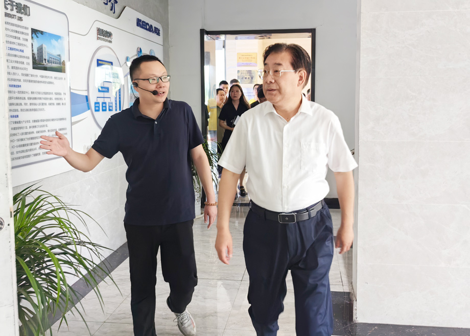 馬鞍山市委書記袁方及市長葛斌分別蒞臨安徽科達(dá)新材料、安徽科達(dá)機(jī)電考察調(diào)研
